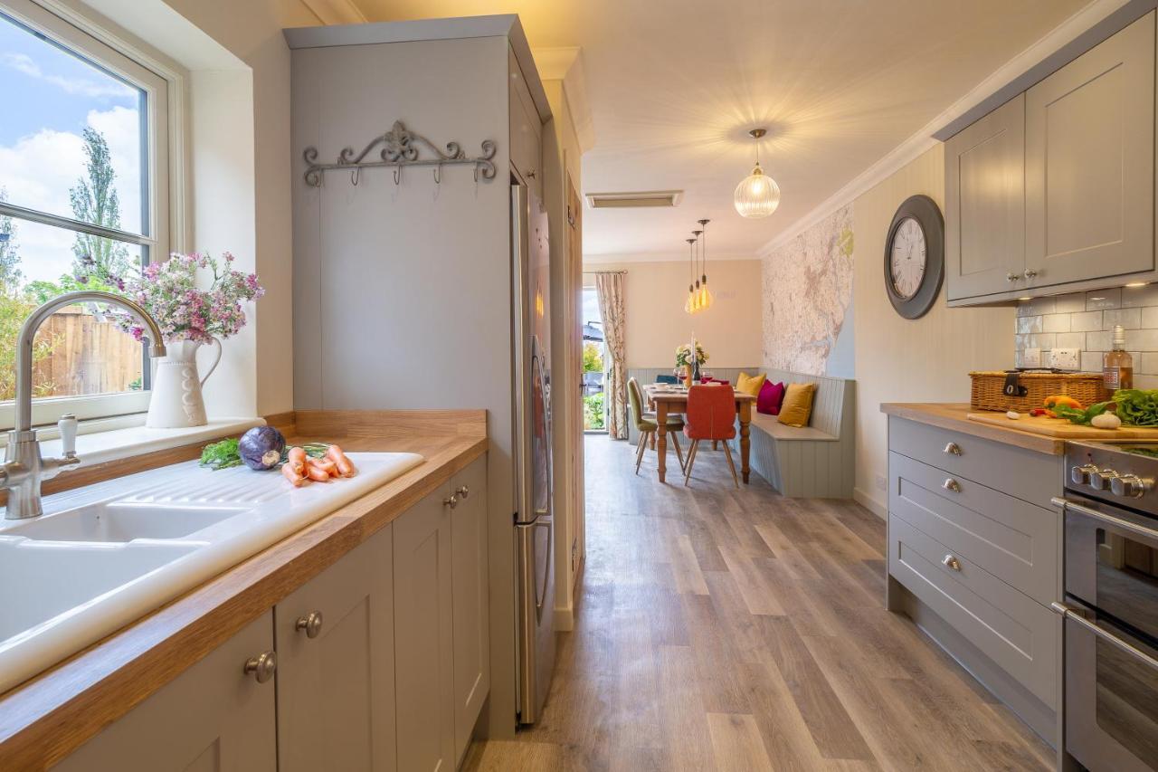 Immaculate Luxury Retreat In Pretty Village With Great Pubs - Box Valley Cottage Стоук-бай-Нейланд Екстериор снимка