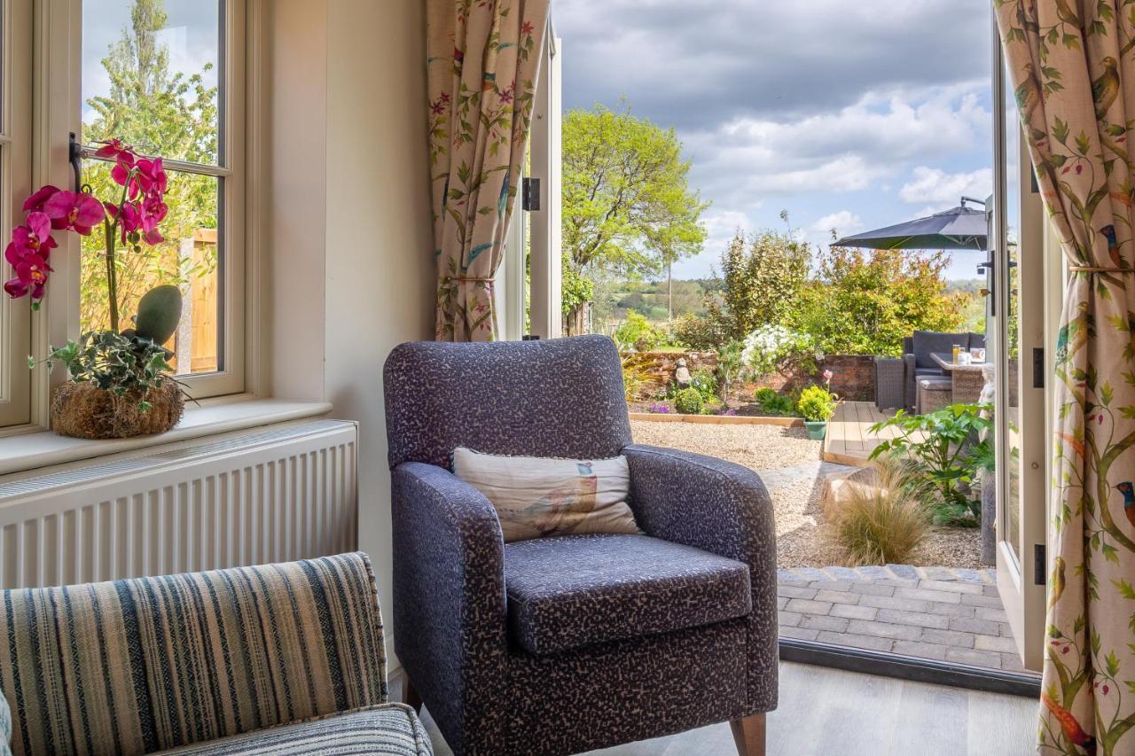 Immaculate Luxury Retreat In Pretty Village With Great Pubs - Box Valley Cottage Стоук-бай-Нейланд Екстериор снимка