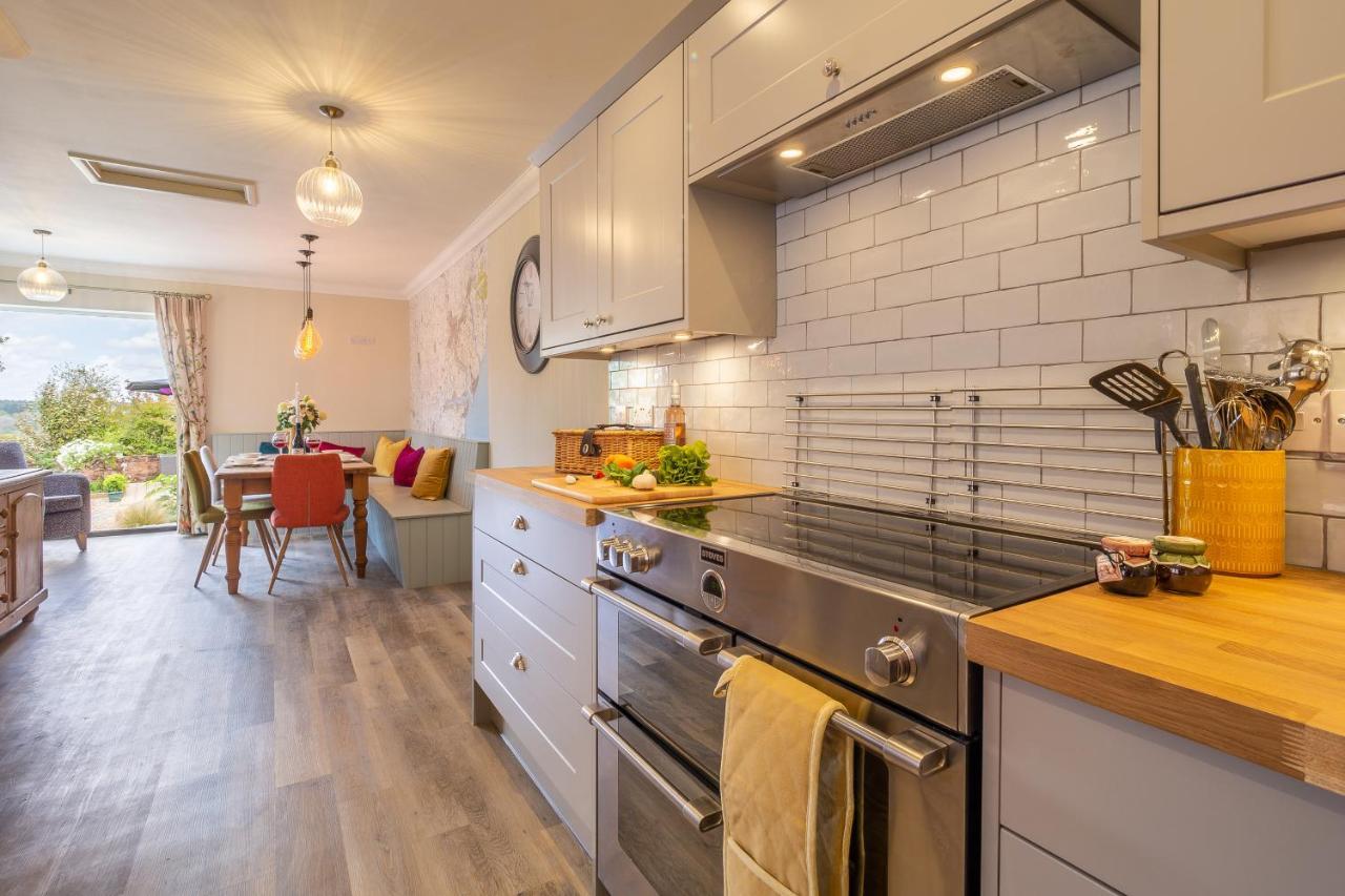 Immaculate Luxury Retreat In Pretty Village With Great Pubs - Box Valley Cottage Стоук-бай-Нейланд Екстериор снимка