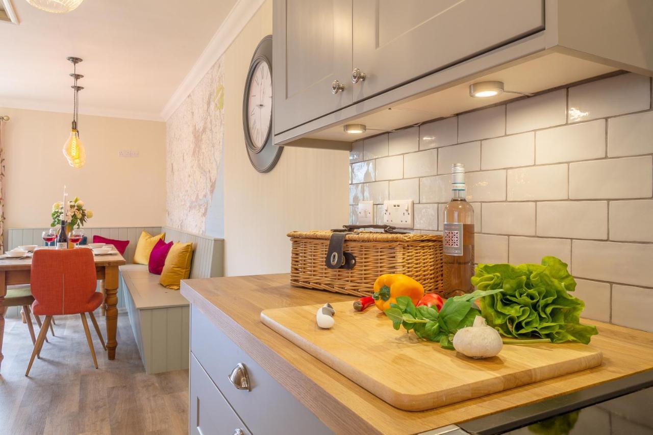 Immaculate Luxury Retreat In Pretty Village With Great Pubs - Box Valley Cottage Стоук-бай-Нейланд Екстериор снимка