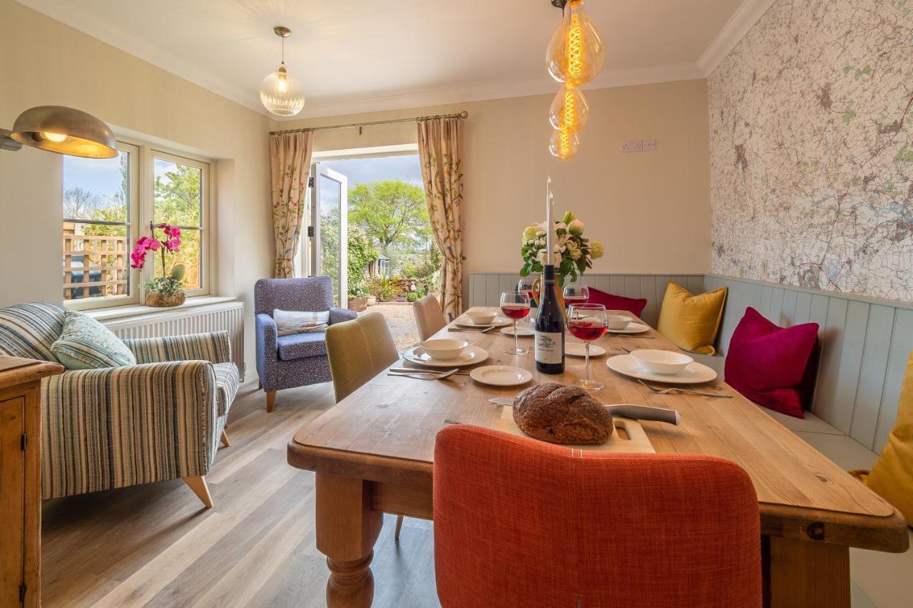 Immaculate Luxury Retreat In Pretty Village With Great Pubs - Box Valley Cottage Стоук-бай-Нейланд Екстериор снимка