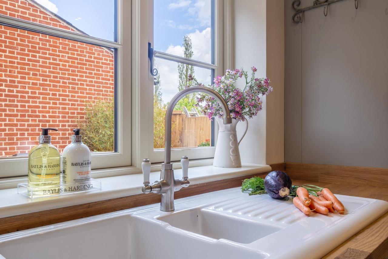 Immaculate Luxury Retreat In Pretty Village With Great Pubs - Box Valley Cottage Стоук-бай-Нейланд Екстериор снимка