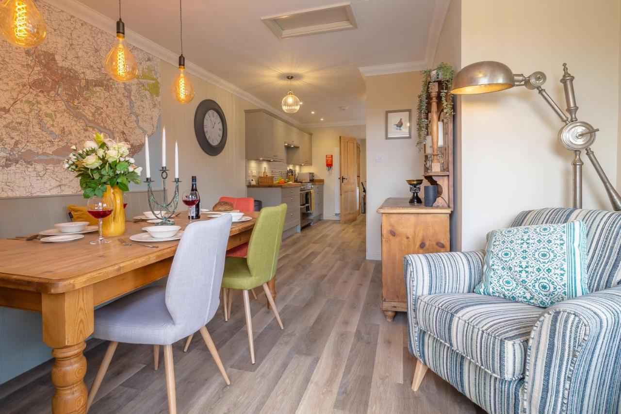 Immaculate Luxury Retreat In Pretty Village With Great Pubs - Box Valley Cottage Стоук-бай-Нейланд Екстериор снимка