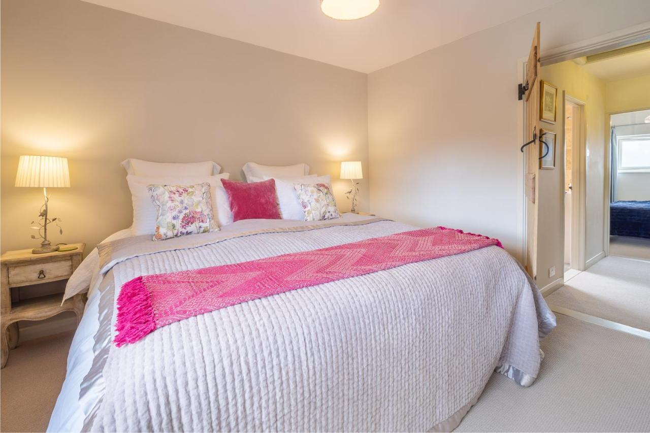 Immaculate Luxury Retreat In Pretty Village With Great Pubs - Box Valley Cottage Стоук-бай-Нейланд Екстериор снимка