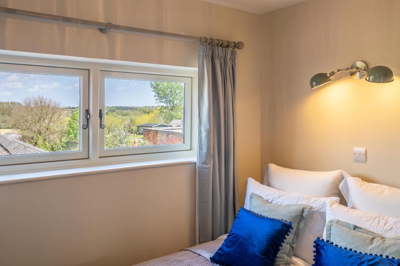 Immaculate Luxury Retreat In Pretty Village With Great Pubs - Box Valley Cottage Стоук-бай-Нейланд Екстериор снимка