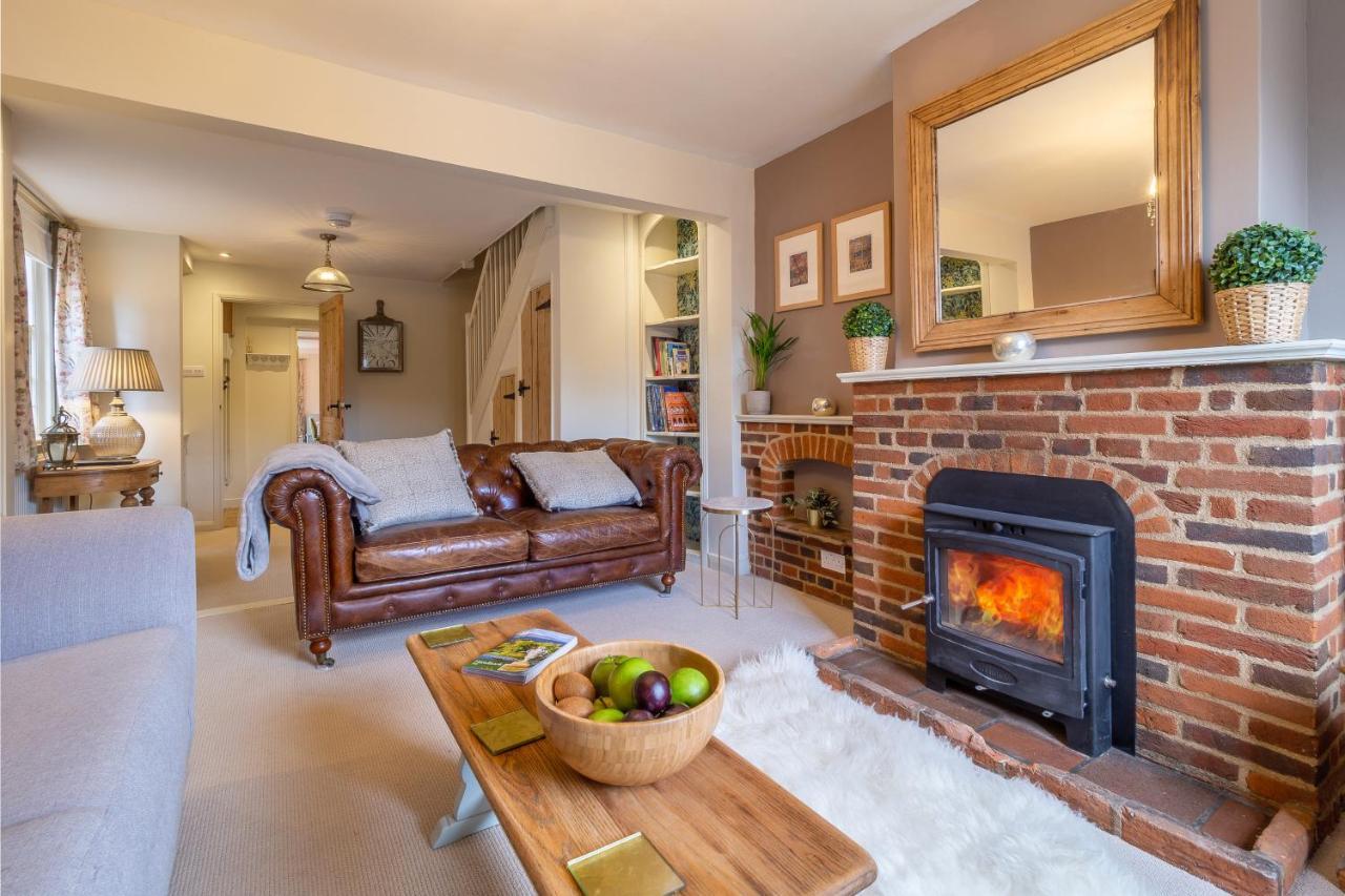 Immaculate Luxury Retreat In Pretty Village With Great Pubs - Box Valley Cottage Стоук-бай-Нейланд Екстериор снимка